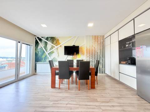 T4+1 Duplex com garagem dupla e terraço privativo