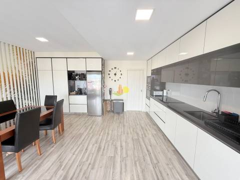 T4+1 Duplex com garagem dupla e terraço privativo