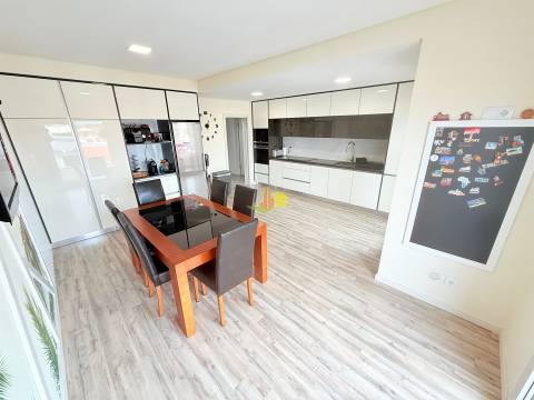 T4+1 Duplex com garagem dupla e terraço privativo