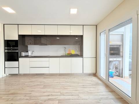 T4+1 Duplex com garagem dupla e terraço privativo