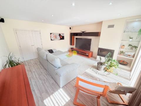 T4+1 Duplex com garagem dupla e terraço privativo