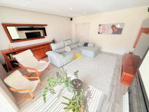 T4+1 Duplex com garagem dupla e terraço privativo