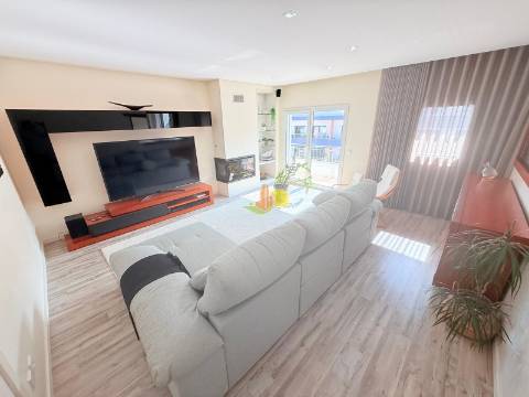 T4+1 Duplex com garagem dupla e terraço privativo