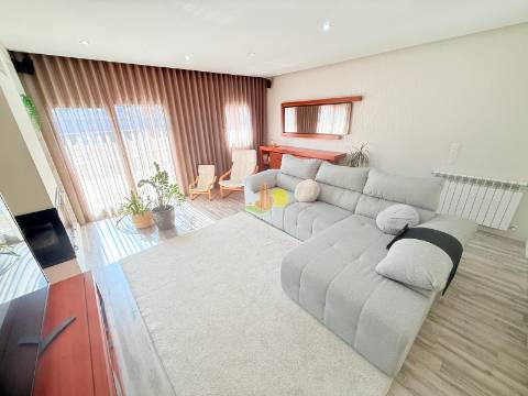 T4+1 Duplex com garagem dupla e terraço privativo