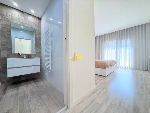 T4+1 Duplex com garagem dupla e terraço privativo