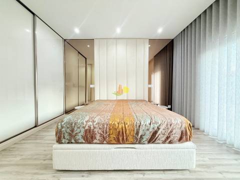 T4+1 Duplex com garagem dupla e terraço privativo