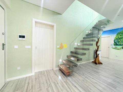 T4+1 Duplex com garagem dupla e terraço privativo