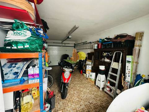 Moradia T4 com garagem junto às Muralhas de Buarcos!