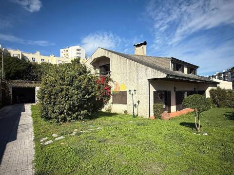 Moradia Isolada inserida num lote com 1220m2