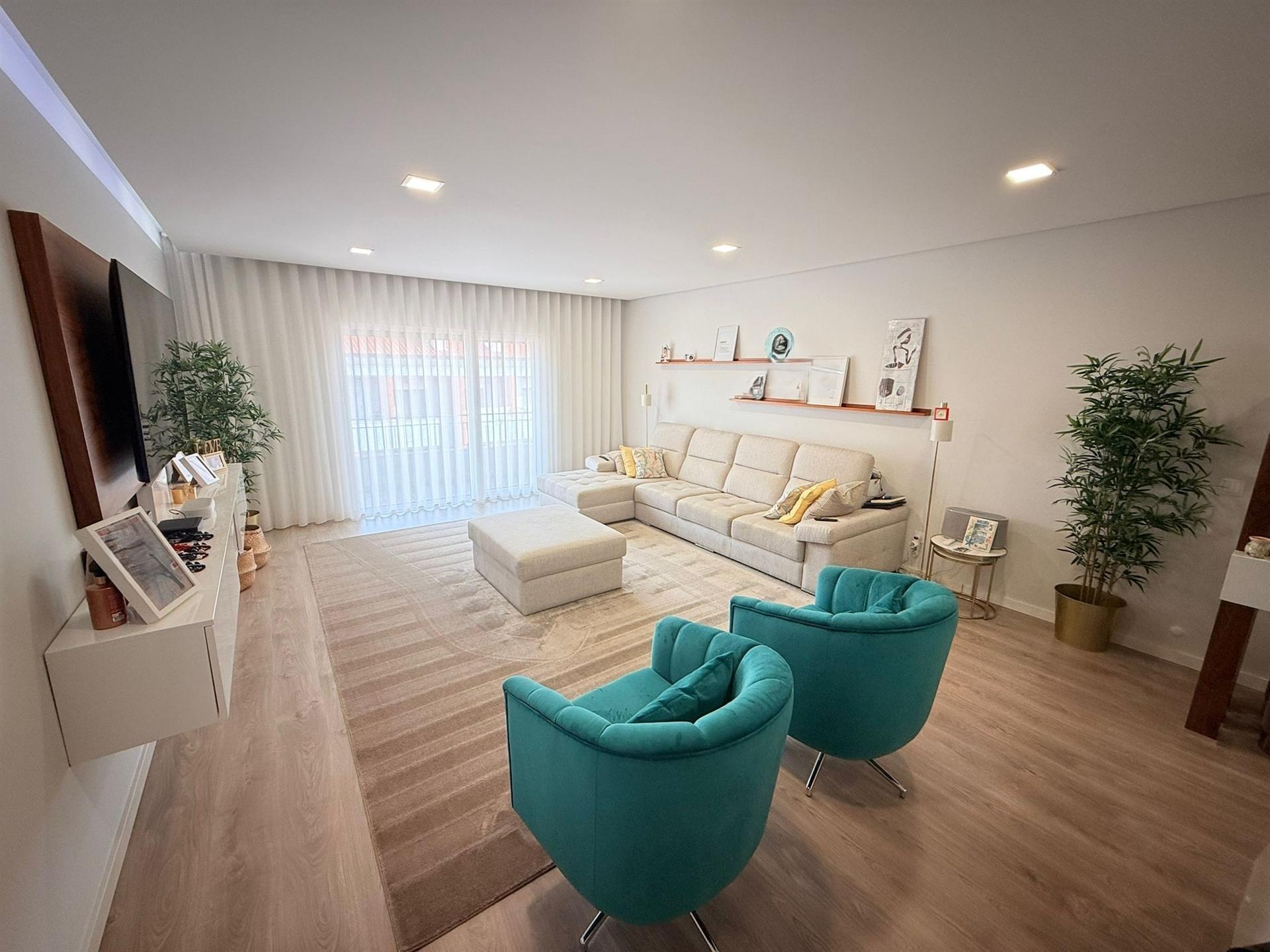 T4+1 Duplex com garagem dupla e terraço privativo