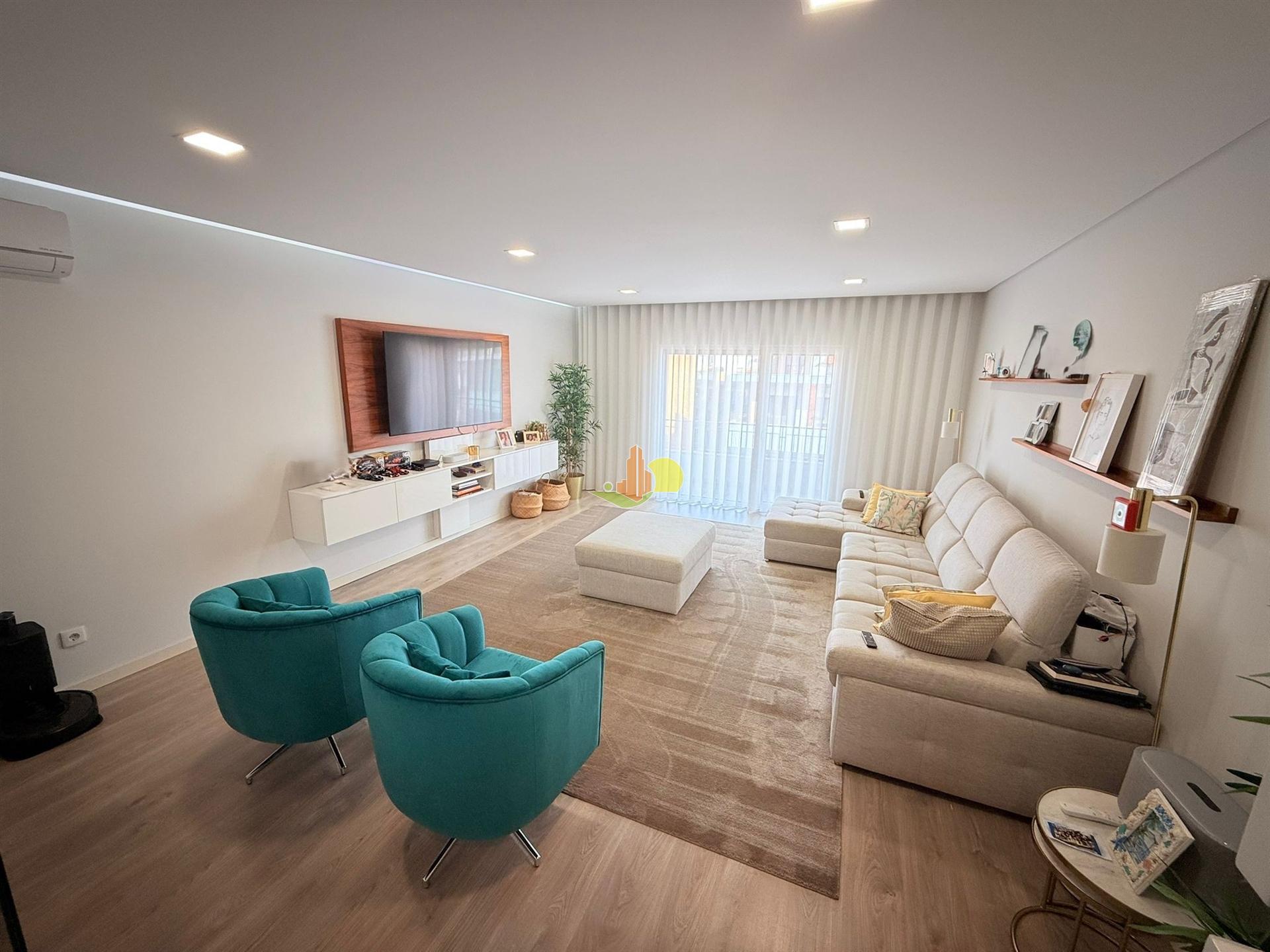 T4+1 Duplex com garagem dupla e terraço privativo