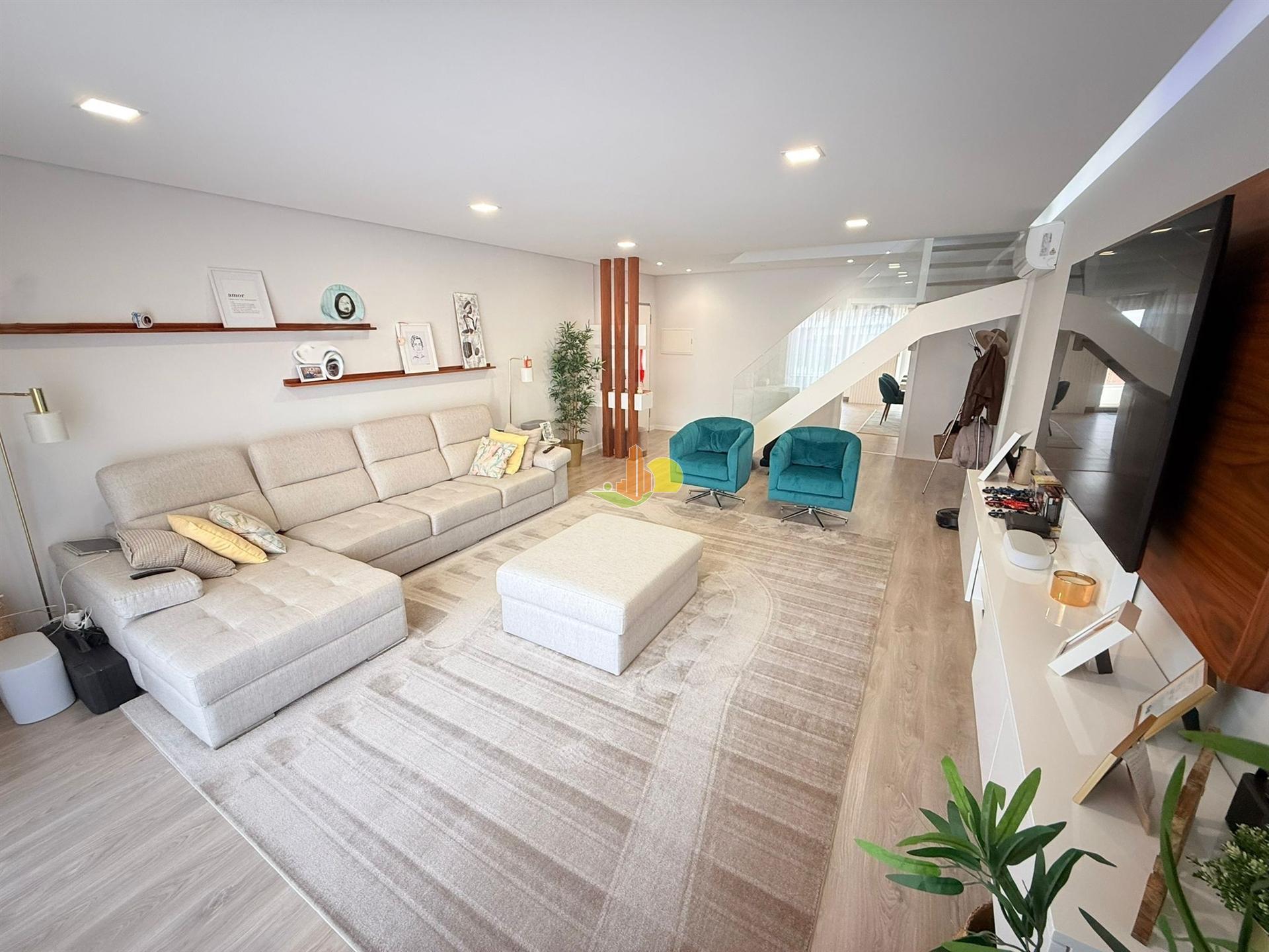 T4+1 Duplex com garagem dupla e terraço privativo