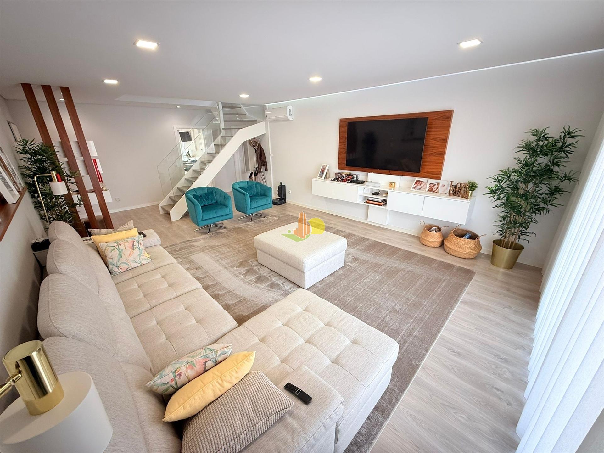 T4+1 Duplex com garagem dupla e terraço privativo