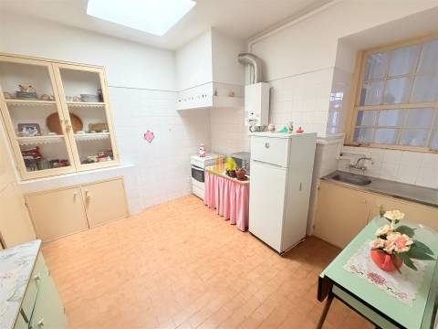 Moradia M2+2 no centro da cidade com garagem