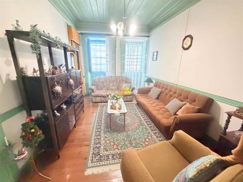 Moradia M2+2 no centro da cidade com garagem