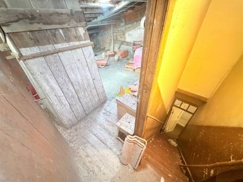 Moradia M2+2 no centro da cidade com garagem