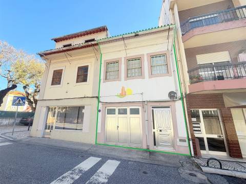 Moradia M2+2 no centro da cidade com garagem