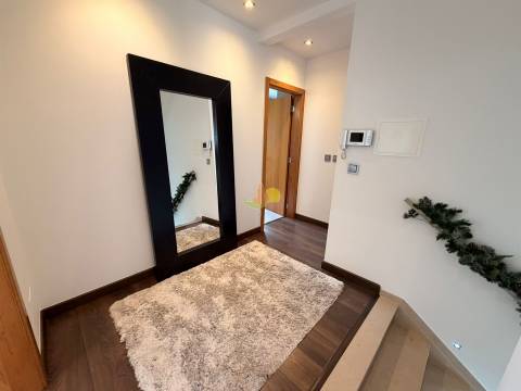 Moradia Semi Nova na Cidade!