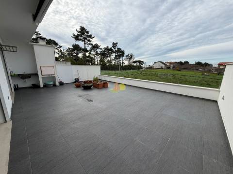 Moradia Semi Nova na Cidade!