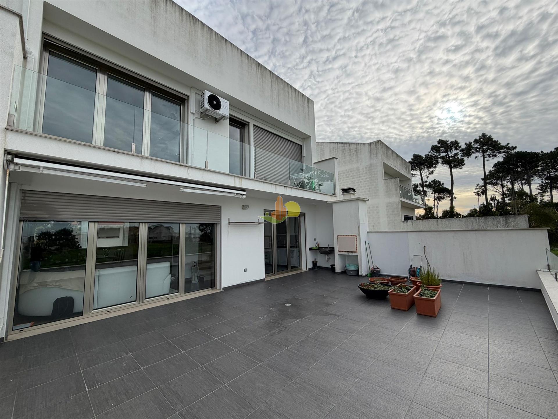 Moradia Semi Nova na Cidade!