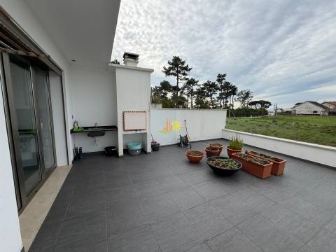 Moradia Semi Nova na Cidade!