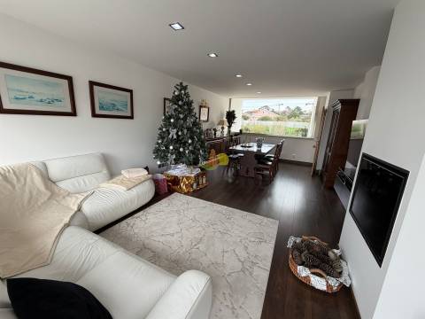 Moradia Semi Nova na Cidade!