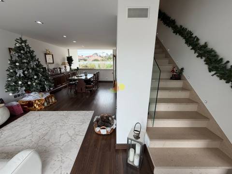 Moradia Semi Nova na Cidade!