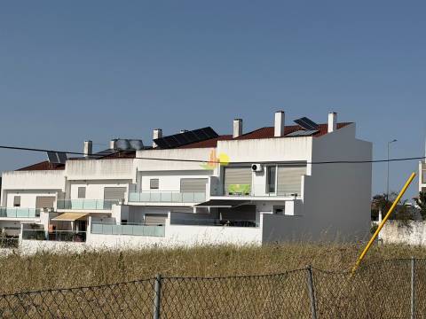 Moradia Semi Nova na Cidade!