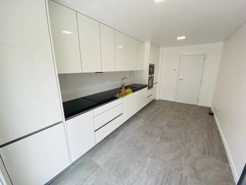 T3 com Garagem dupla e Terraço enorme!