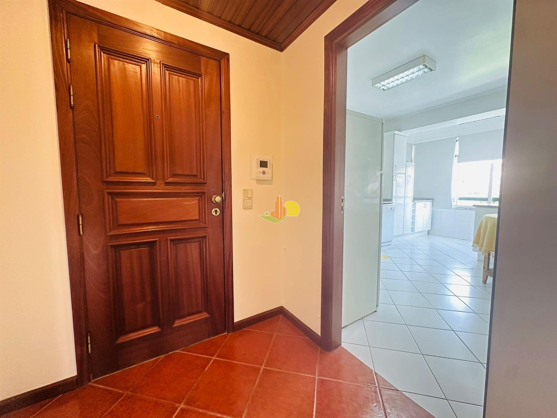 T2 Com Garagem e Arrumo - Abadias!