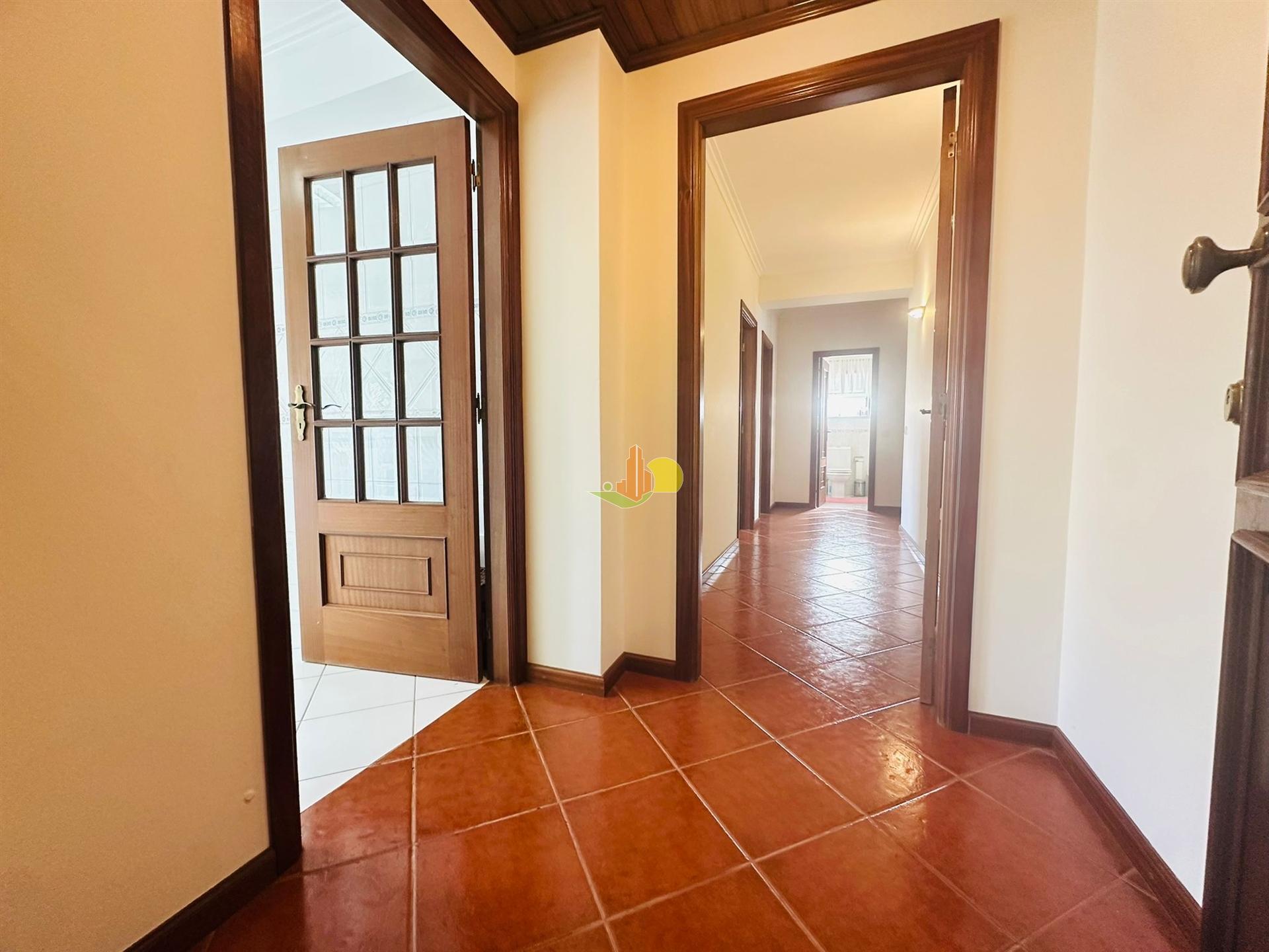 T2 Com Garagem e Arrumo - Abadias!