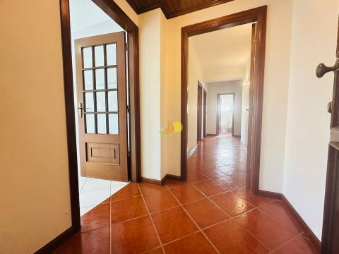 T2 Com Garagem e Arrumo - Abadias!