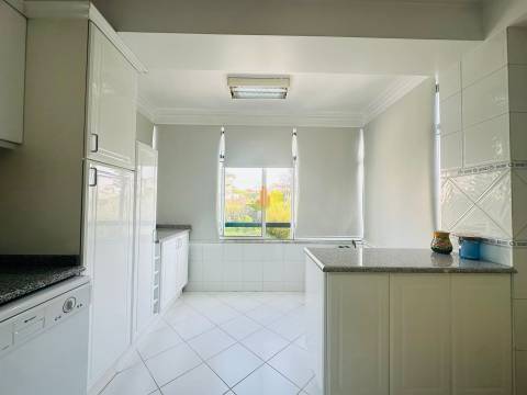 T2 Com Garagem e Arrumo - Abadias!