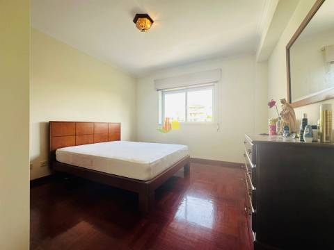 T2 Com Garagem e Arrumo - Abadias!