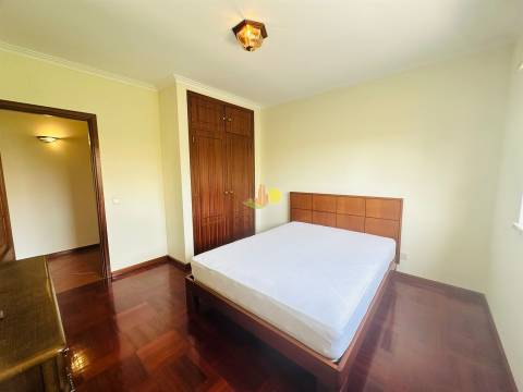 T2 Com Garagem e Arrumo - Abadias!