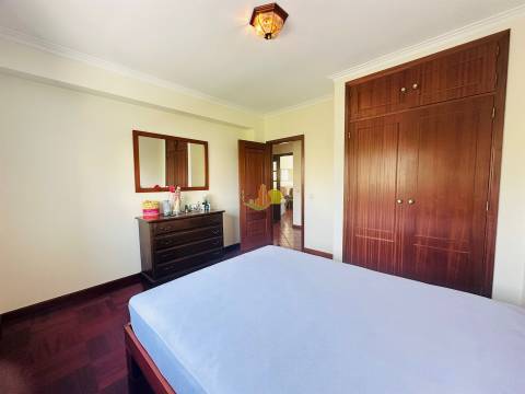 T2 Com Garagem e Arrumo - Abadias!