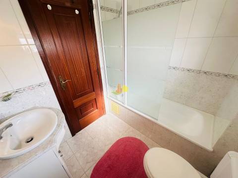 T2 Com Garagem e Arrumo - Abadias!