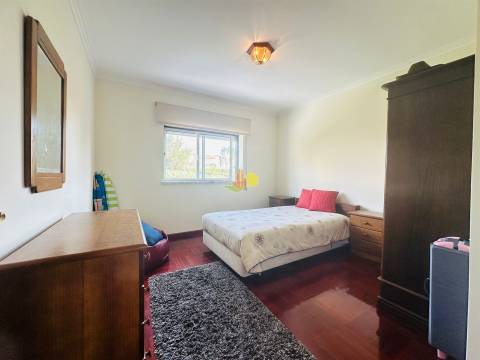 T2 Com Garagem e Arrumo - Abadias!