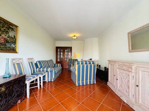 T2 Com Garagem e Arrumo - Abadias!