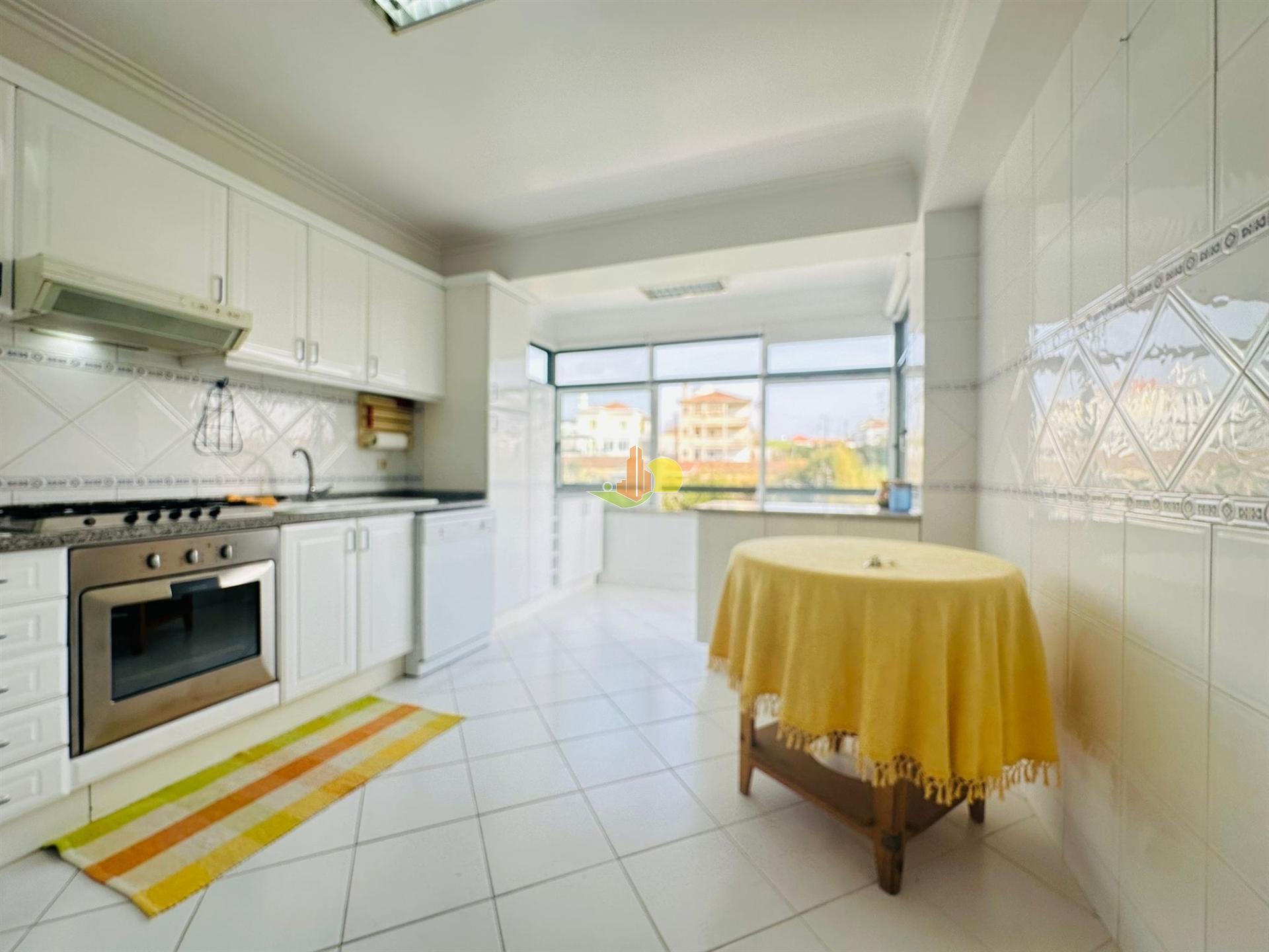 T2 Com Garagem e Arrumo - Abadias!