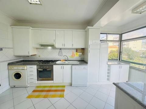 T2 Com Garagem e Arrumo - Abadias!