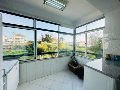 T2 Com Garagem e Arrumo - Abadias!