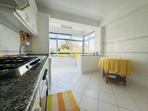 T2 Com Garagem e Arrumo - Abadias!