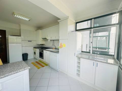 T2 Com Garagem e Arrumo - Abadias!