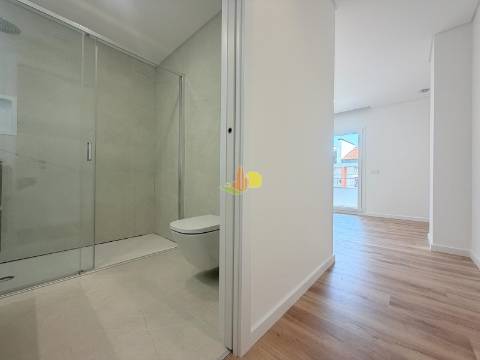 T2 Novo - Condomínio com piscina