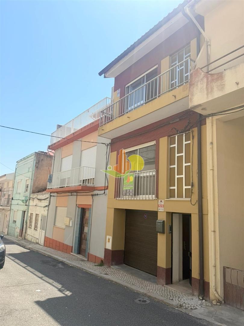 Moradia no centro da cidade com garagem