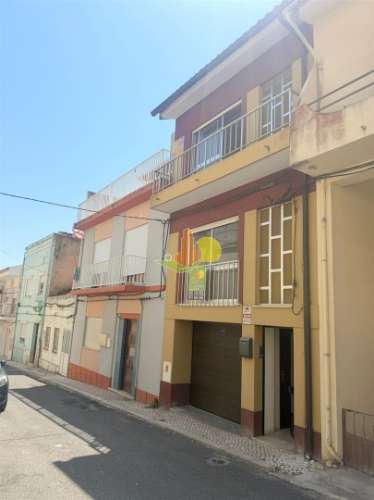 Moradia no centro da cidade com garagem