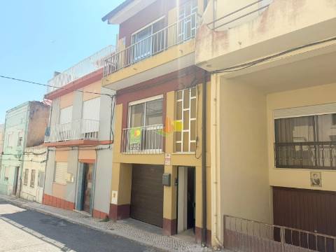 Moradia no centro da cidade com garagem