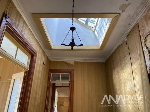 Prédio T6 a venda em pleno centro histórico de Viseu