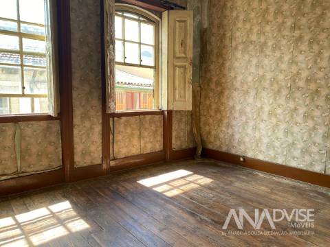 Prédio T6 a venda em pleno centro histórico de Viseu